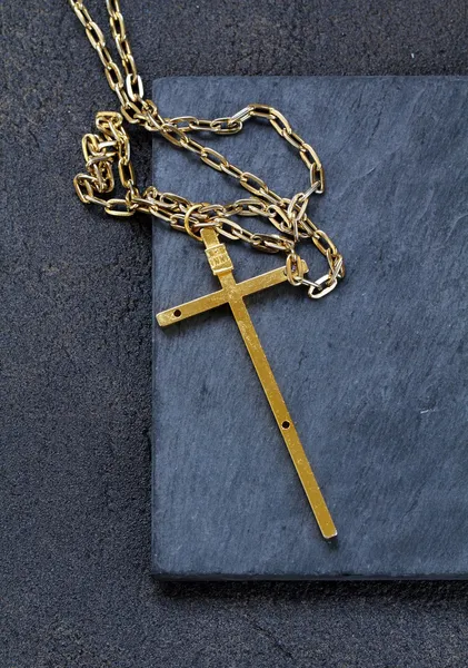 Guld kors på en svart bakgrund - en religion symbol — Stockfoto