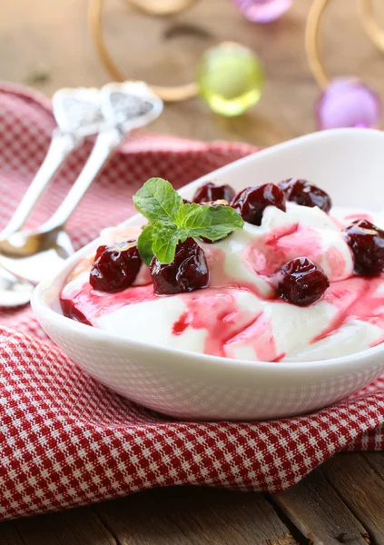 Mejeri dessert med söt sås och körsbär Royaltyfria Stockfoton