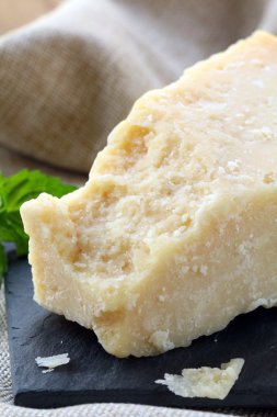 parmesan peyniri - ahşap bir masa üzerinde sert İtalyan peynir