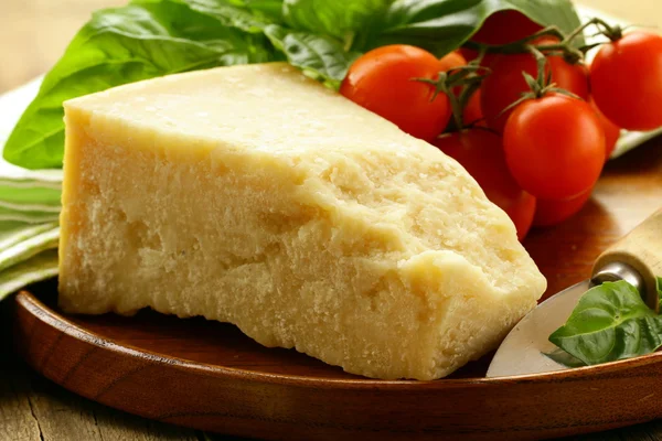 Queijo parmesão - queijo italiano duro em uma mesa de madeira — Fotografia de Stock