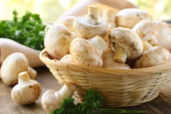 Cogumelos de champignon frescos em uma cesta de vime — Fotografia de Stock