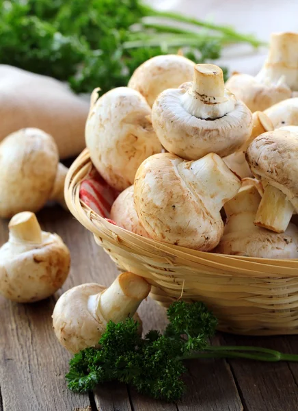 Frische Champignon-Pilze im Weidenkorb — Stockfoto