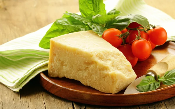 Parmesan peyniri - ahşap bir masa üzerinde sert İtalyan peynir — Stok fotoğraf