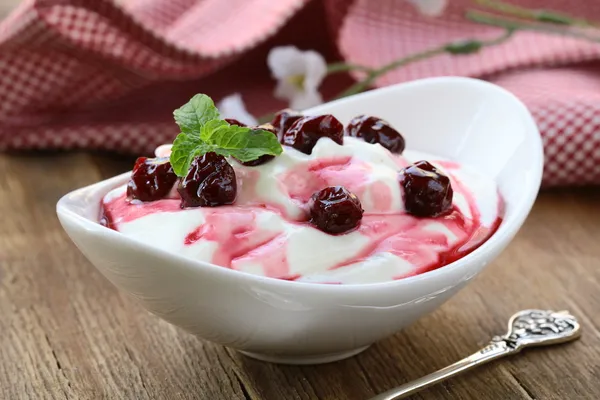 Postre lácteo con salsa dulce y cerezas — Foto de Stock