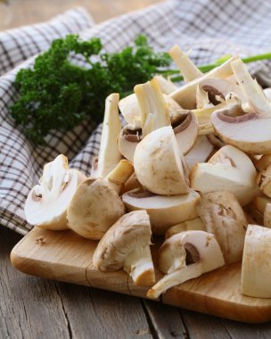 Taze petrol mantar, dilimlenmiş?? tahtaya