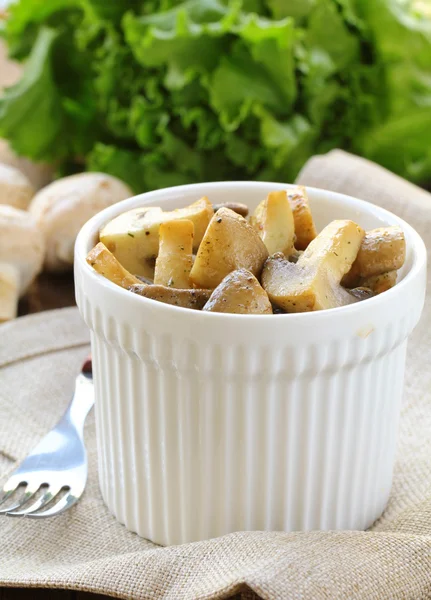 Cogumelos de champignon de campo grelhado com salsa — Fotografia de Stock