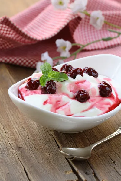 Mejeri dessert med söt sås och körsbär Stockfoto