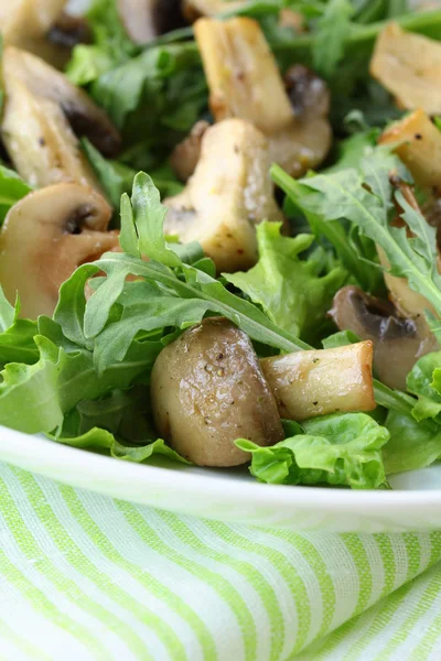 Ensalada fresca con rúcula, setas a la parrilla — Foto de Stock