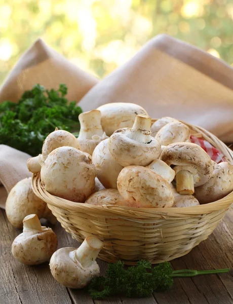 Verse champignon, champignons in een rieten mand — Stockfoto