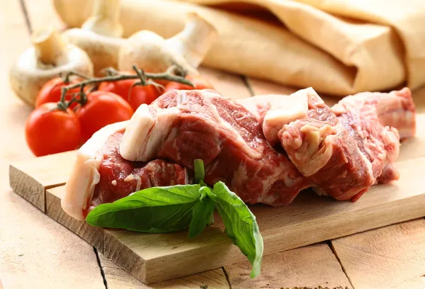 Carne crua, costeletas de cordeiro com legumes — Fotografia de Stock