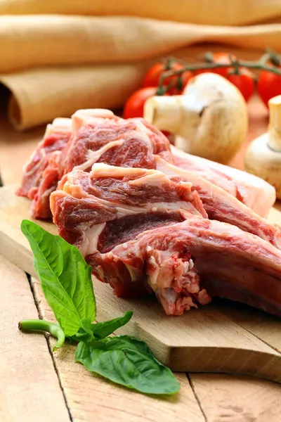 Rått kött, lammkotletter med grönsaker — Stockfoto