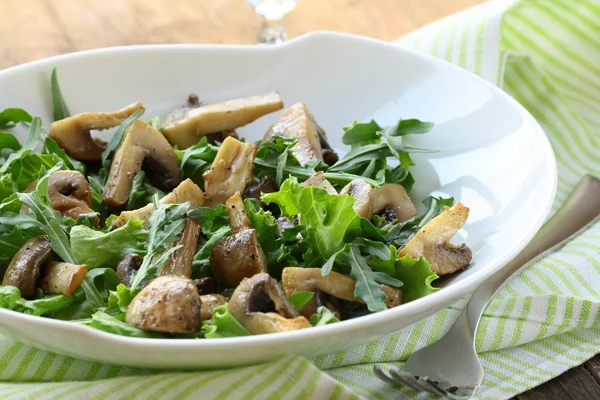 Свіжий салат з руколою, грибами на грилі — стокове фото