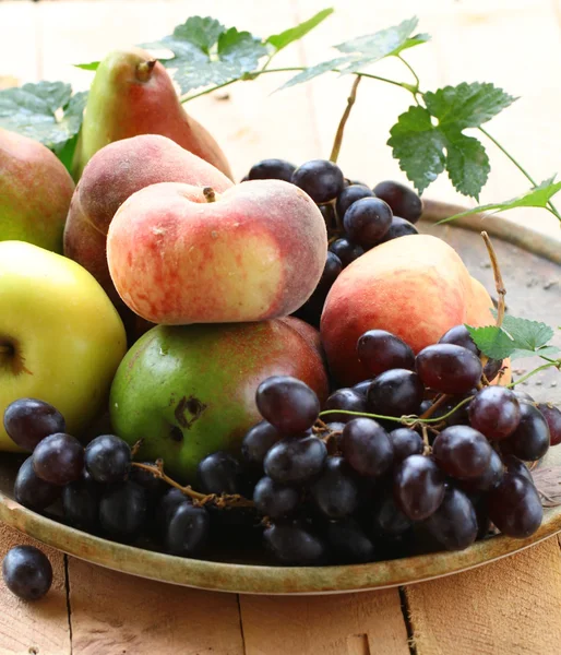 Різні осінні фрукти (груші, яблука, персики і виноград ) — стокове фото