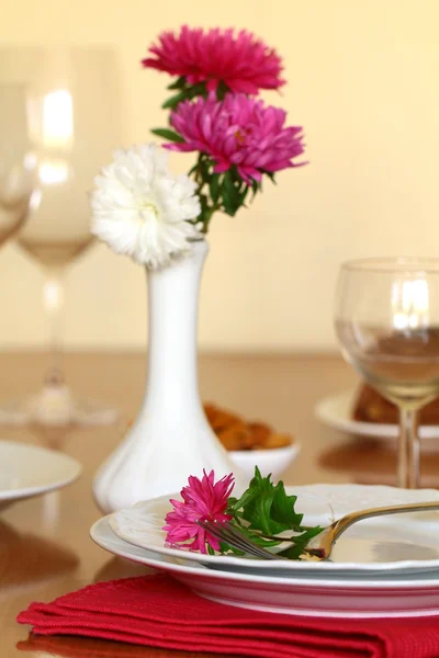 Holiday table setting with flowers — Stock Photo, Image