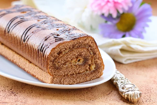 Dessert chocolade biscuit roll op een plaat — Stockfoto