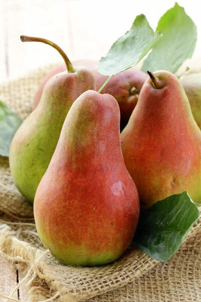 Ripe juicy pear on a wooden table — Stock Photo, Image