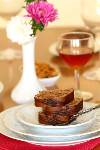 Postre rollo de galletas de chocolate en un plato — Foto de Stock