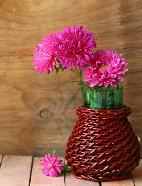 Boeket van herfst bloemen in mand vaas — Stockfoto