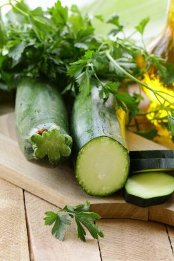 kesme tahtası üzerinde olgunlaşmış taze kabak