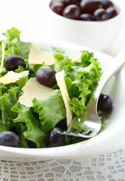 Салат с виноградом и сыром — стоковое фото