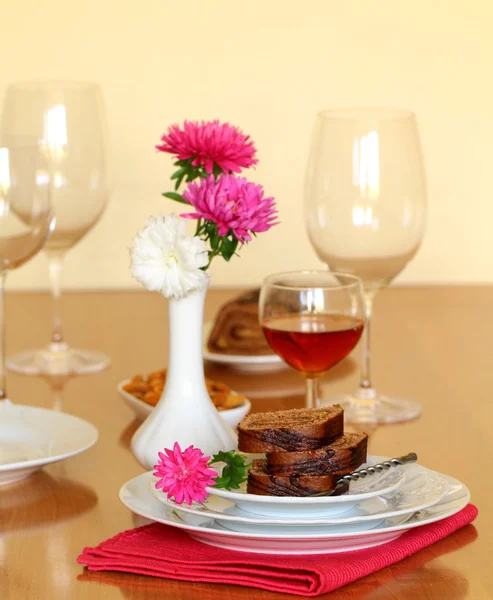 Holiday table setting with flowers — Stock Photo, Image