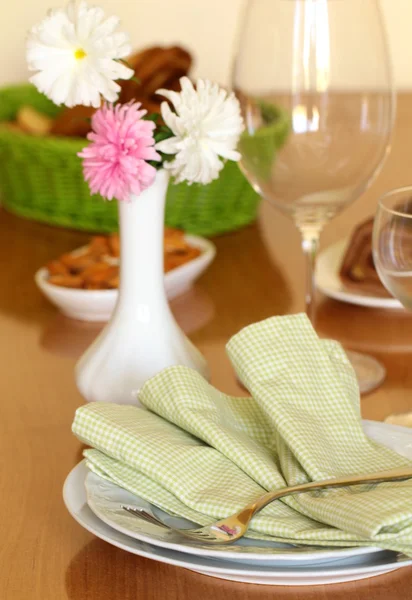 Cenário de mesa de férias com flores — Fotografia de Stock