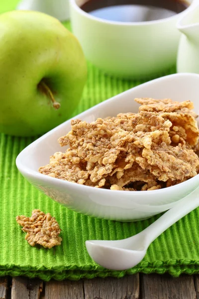 Desayuno saludable - tazón de copos de maíz con leche —  Fotos de Stock