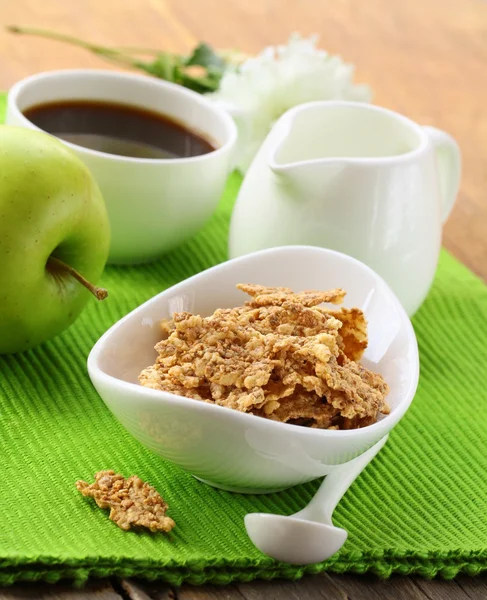 Healthy breakfast - bowl of cornflakes with milk — Stock Photo, Image