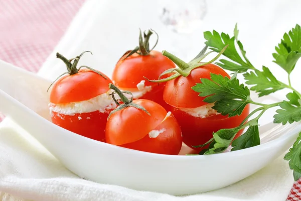 Aperitivo de tomates recheados (queijo mole e salsa ) — Fotografia de Stock
