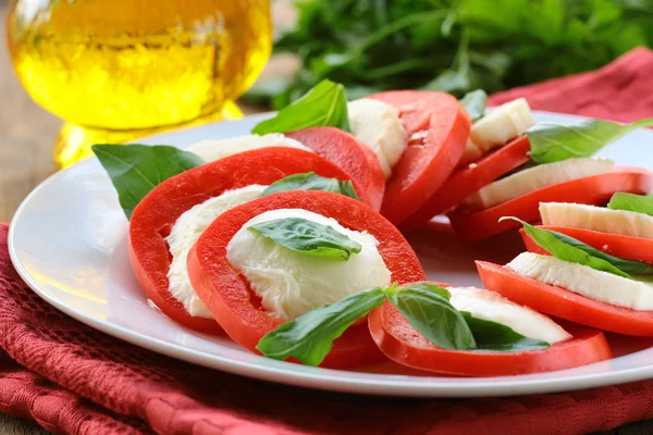 Salată italiană cu brânză mozzarella și roșii — Fotografie, imagine de stoc