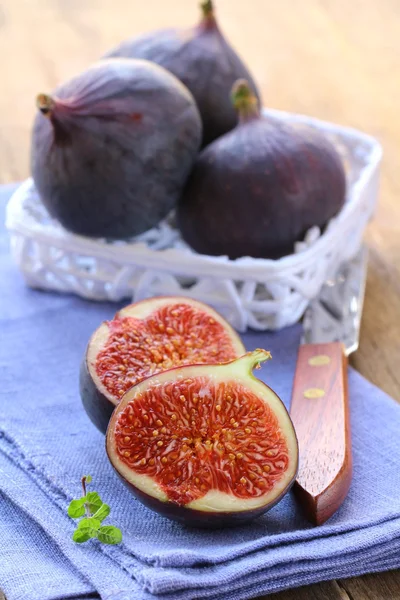 Сладкие плоды спелых инжиров на деревянной доске — стоковое фото