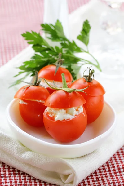 Aperitivo de tomates rellenos (queso blando y perejil ) —  Fotos de Stock
