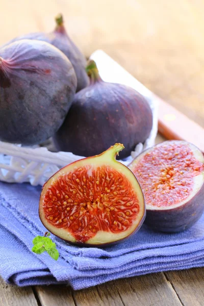 Сладкие плоды спелых инжиров на деревянной доске — стоковое фото