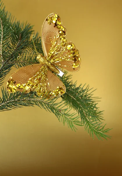 Weihnachtsdekoration (goldener Schmetterling) auf den Zweigen der Tanne — Stockfoto