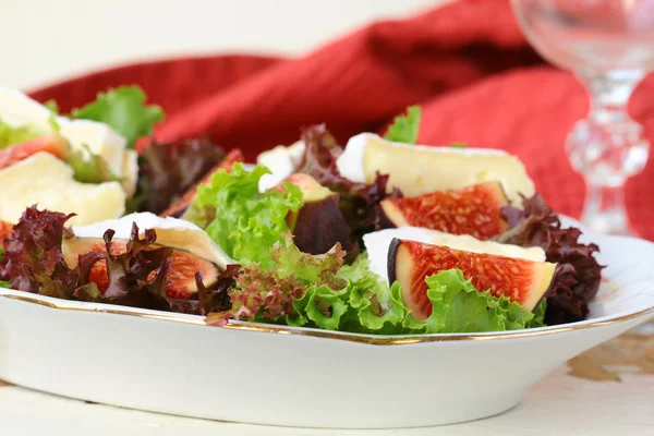 Delicious salad with figs and Brie cheese — Stock Photo, Image