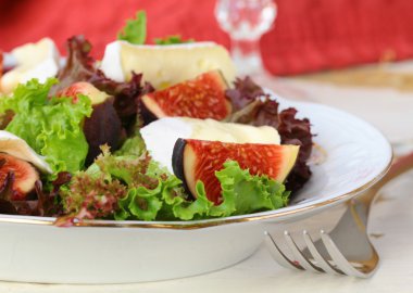 incir ve brie peyniri lezzetli salata