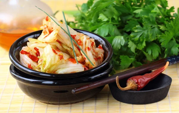 唐辛子と韓国の白菜キムチ — ストック写真