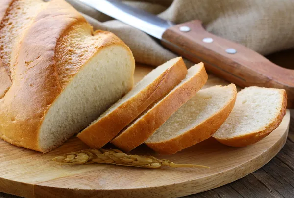 Taze beyaz somun ekmek, rustik tarzı — Stok fotoğraf