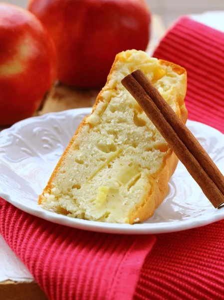 Torta de maçã com pau de canela em uma placa branca — Fotografia de Stock
