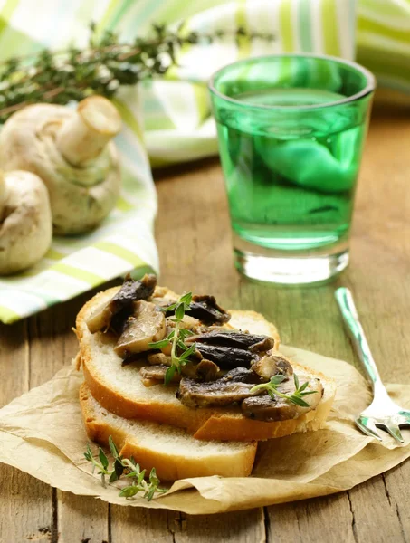 Sandwich crostini with fried mushrooms and thyme — Stock Photo, Image