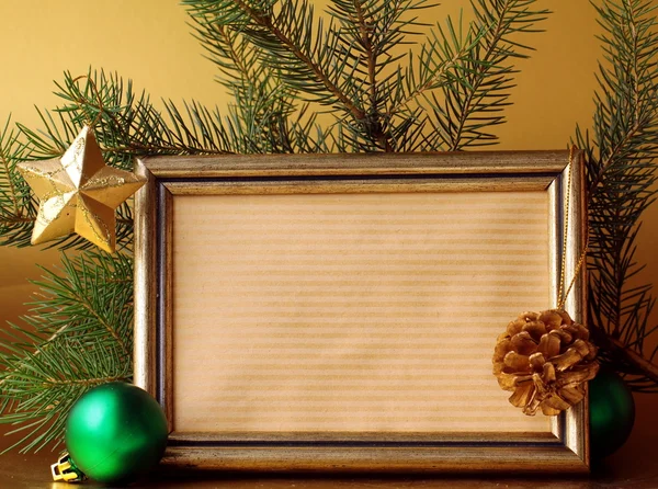 Золотая рамка и рождественские украшения (елка и шары ) — стоковое фото