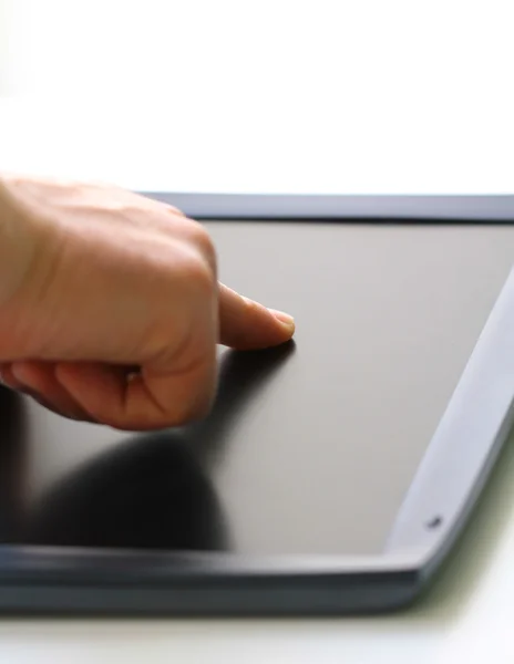 Display uomo mano e touch screen (soft focus superficiale sul dito ) — Foto Stock