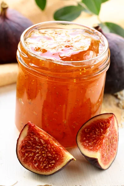 Marmelade reife violette Feigen mit frischen Früchten — Stockfoto