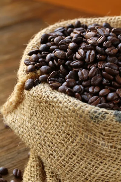 麻布袋，木桌上的咖啡豆 — 图库照片