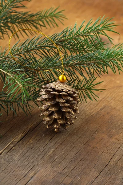 Branches de sapin vert et décorations de Noël sur un fond en bois — Photo
