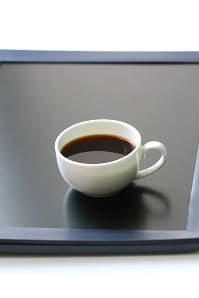 Tazza di caffè e display touch screen — Foto Stock