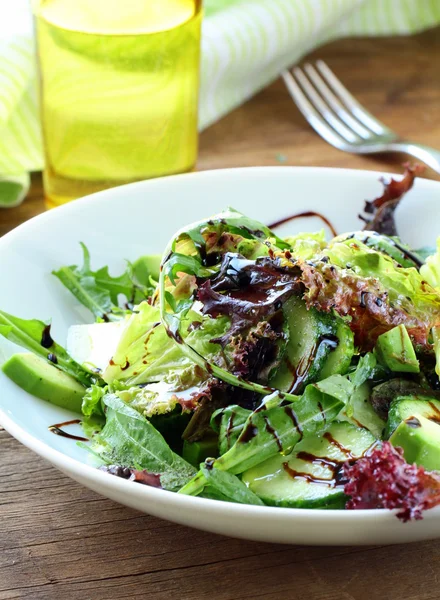 Salade mix met avocado en komkommer, met balsamico dressing — Stockfoto