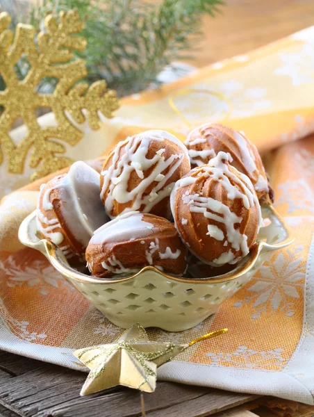 Ciasteczka świąteczne z białej czekolady i złoty dekoracje — Zdjęcie stockowe