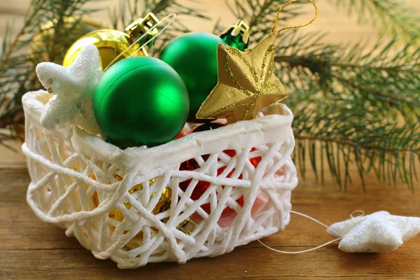 Schachtel mit Weihnachtsspielzeug und Dekoration auf Holzgrund — Stockfoto