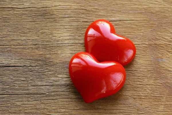 Twee rode harten op houten achtergrond — Stockfoto